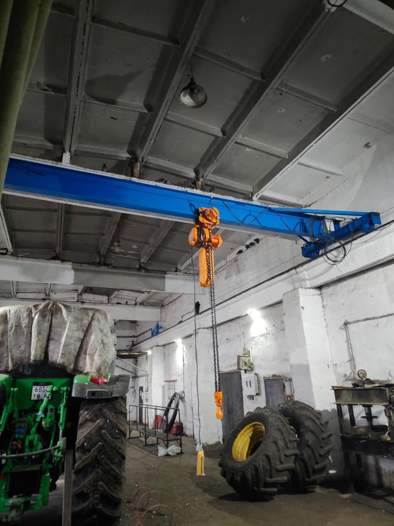 Кран-балка в автомастерской