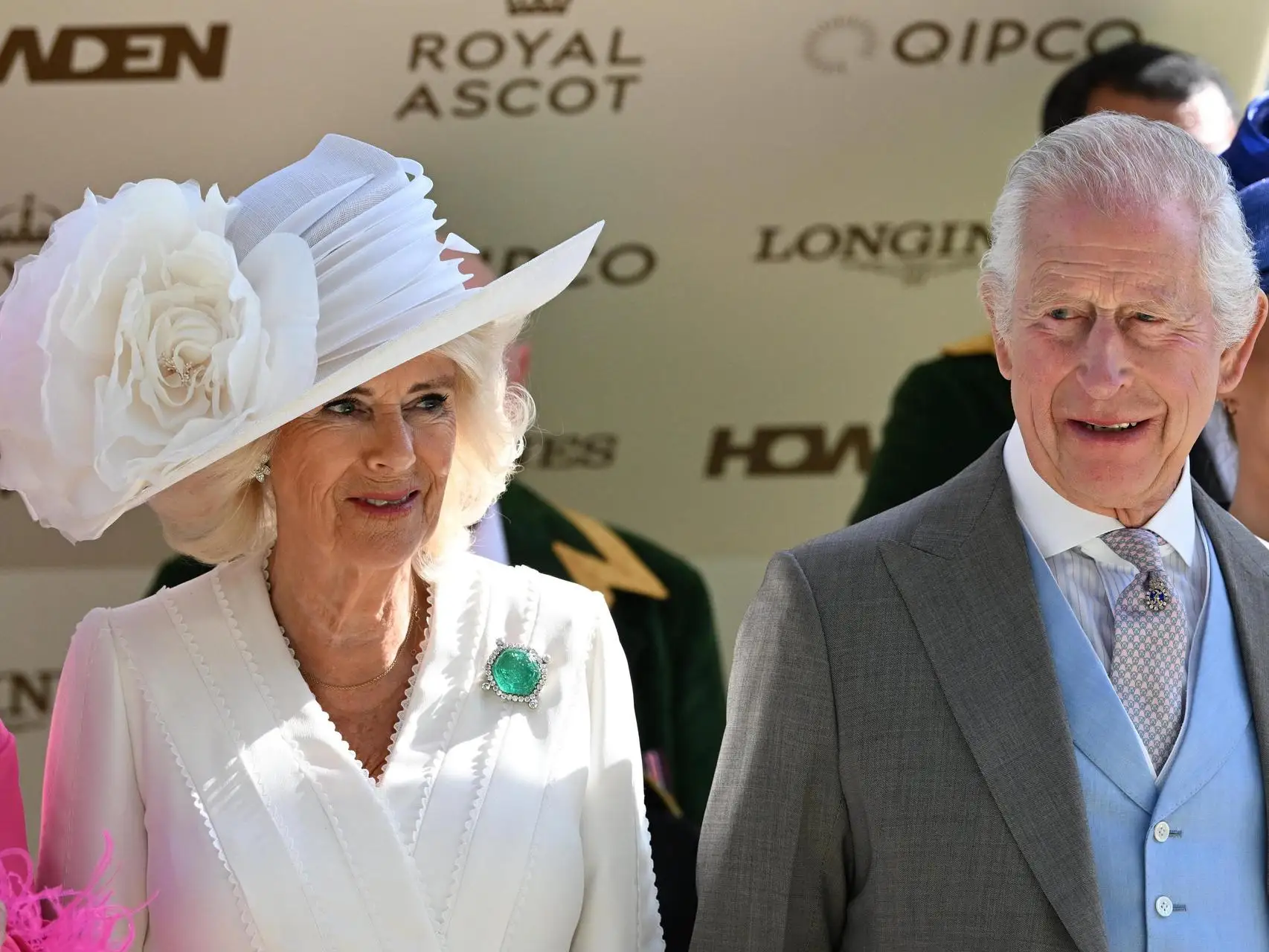 Карл III и королева Камилла в броши «Дамы Индии» на Royal Ascot 2024