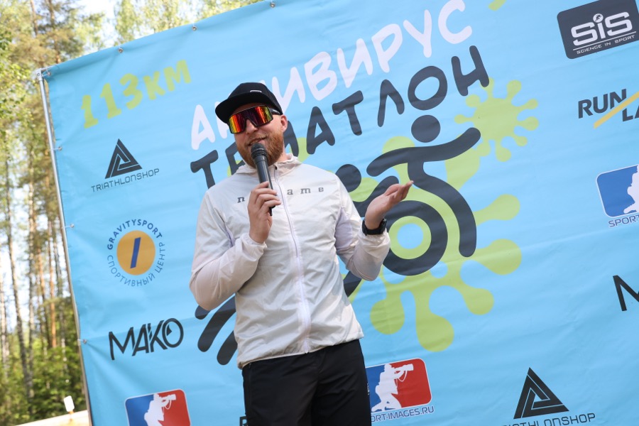 Александр Зайцев ведёт спортивное мероприятие