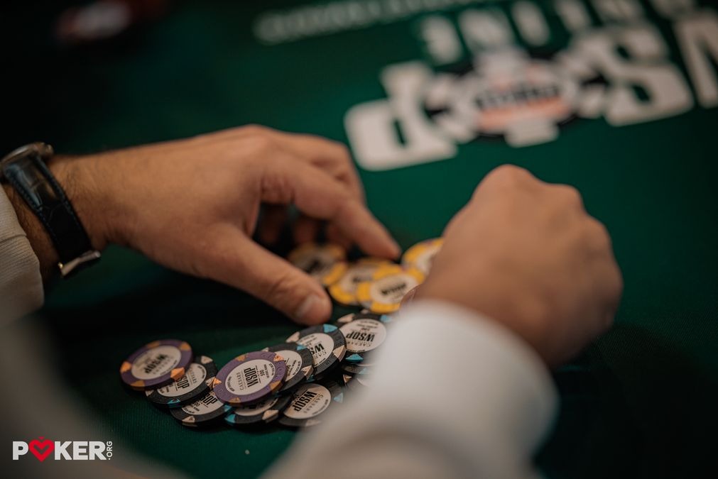  Игрок на WSOP во время раздачи