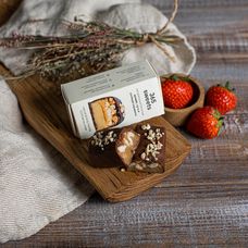 Арахисовый батончик в шоколаде «Хрустящий арахис, нуга и солёная карамель»