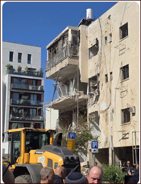 טיל אחד פגע ישירות בבניין מגורים ישן בתל אביב
