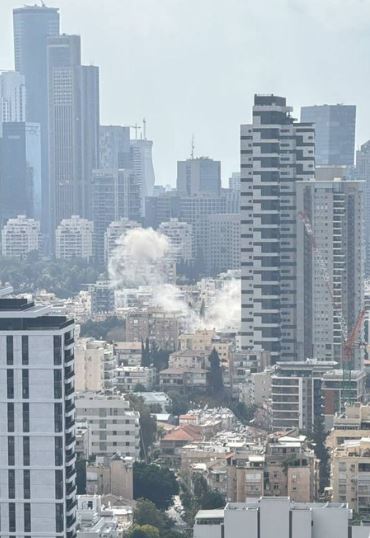 ענני עשן עולים לאחר נפילת רקטה בגוש דן