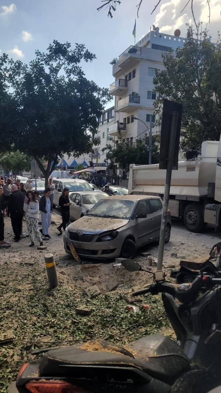 רסיסים של טיל איראני נפלו כ-30 מטרים משגרירות אוקראינה בישראל.