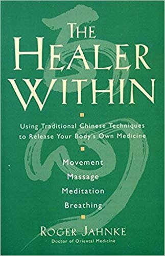 The healer خلال: باستخدام تقنيات لتحرير طاقات جسدك الصينية التقليدية من الخاصة الدواء ، الحركة ، تدليك ، التأمل ، التنفس