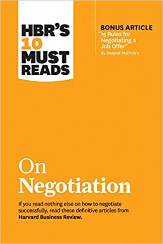 okumak HBR&#39;s 10 Must Reads on Negotiation (with bonus article &quot;15 Rules for Negotiating a Job Offer&quot; by Deepak Malhotra)