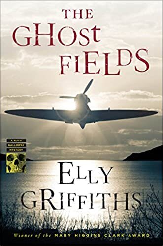 The Ghost Fields (Ruth Galloway Mysteries)