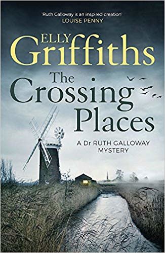 The Crossing Places: The Dr Ruth Galloway Mysteries 1 indir