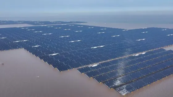 В Китае запустили крупнейший в мире морской солнечный проект мощностью 1 ГВт