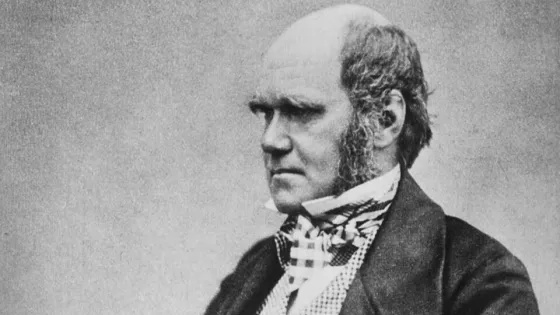 Charles_Darwin_seated_crop-v1