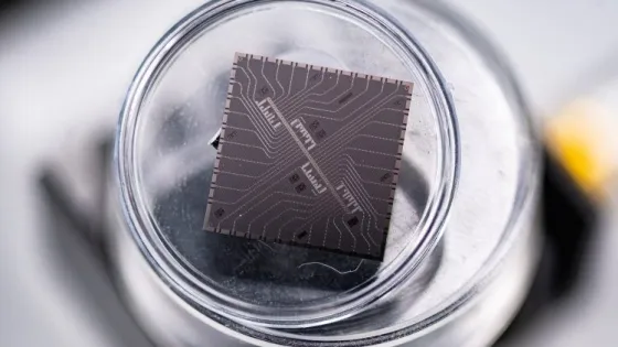 Главе «Росатома» показали первый в России сверхпроводниковый квантовый компьютер на флаксониумах