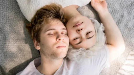 Зумеры выбирают сон вместо секса — что показал новый опрос