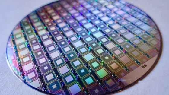 1280px_A_Wafer_of_the_Latest_D_Wave_Quantum_Computers_39188583425