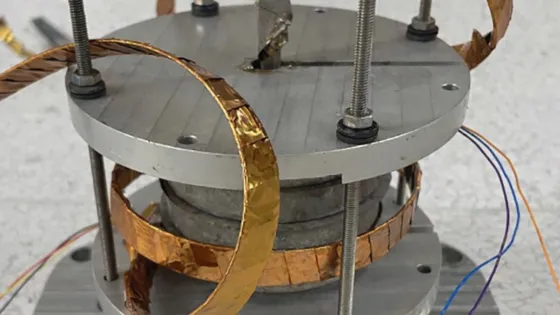 Магнит размером с ладонь генерирует магнитное поле в 42,3 тесла