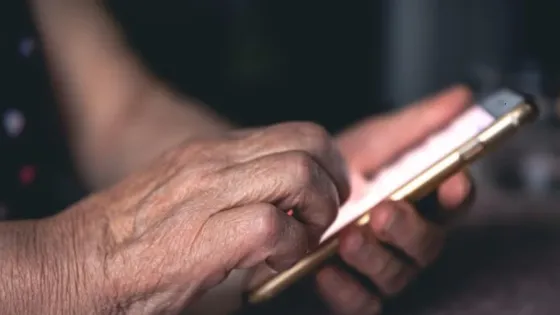 В Китае семья погибшего мужчины создала его ИИ-двойника, чтобы не сообщать его пожилой матери о смерти