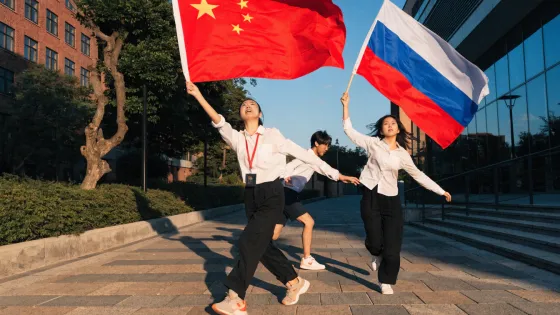 флаг-китая-и-россии-держат-студенты-красиво — копия-v1