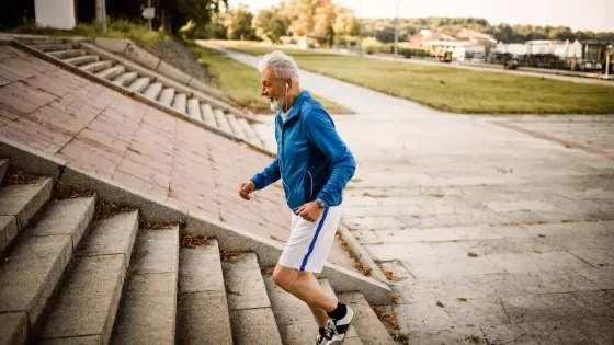 running-old-man-on-stairs-7f6tpb9y8lg402tf
