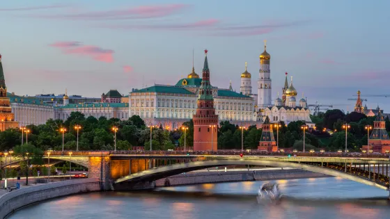 moskva-river-with-long-exposure-near-kremlin-evening-moscow-russia