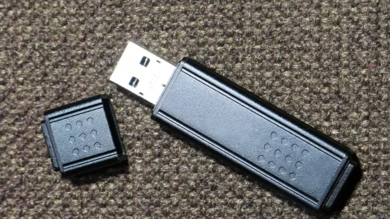 black-pendrive-v1