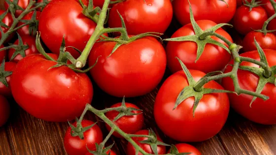 side-view-tomatoes-wooden-table