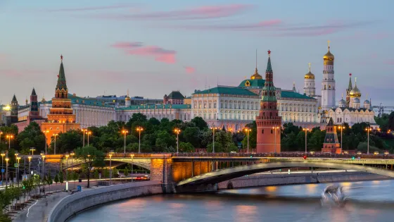 moskva-river-with-long-exposure-near-kremlin-evening-moscow-russia 1