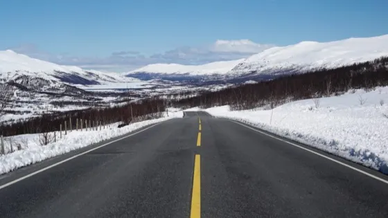 road-leading-beautiful-snowy-mountains_181624-32439-v1