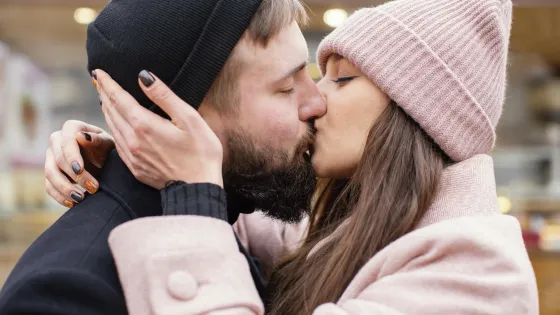 molodaa-para-obnimat-sa-i-celovat-sa