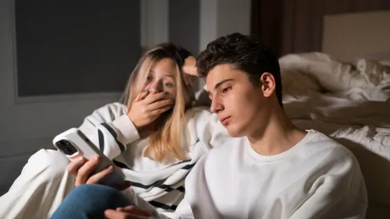 medium-shot-friends-spending-time-indoors-v1