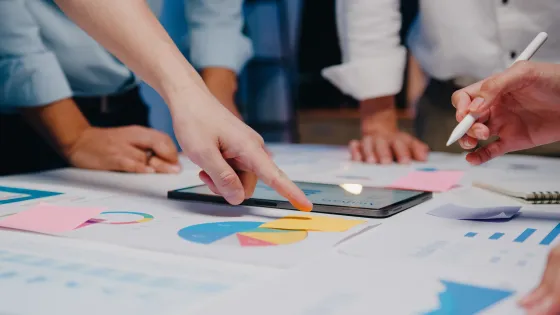 businessmen-businesswomen-meeting-brainstorming-ideas-v1