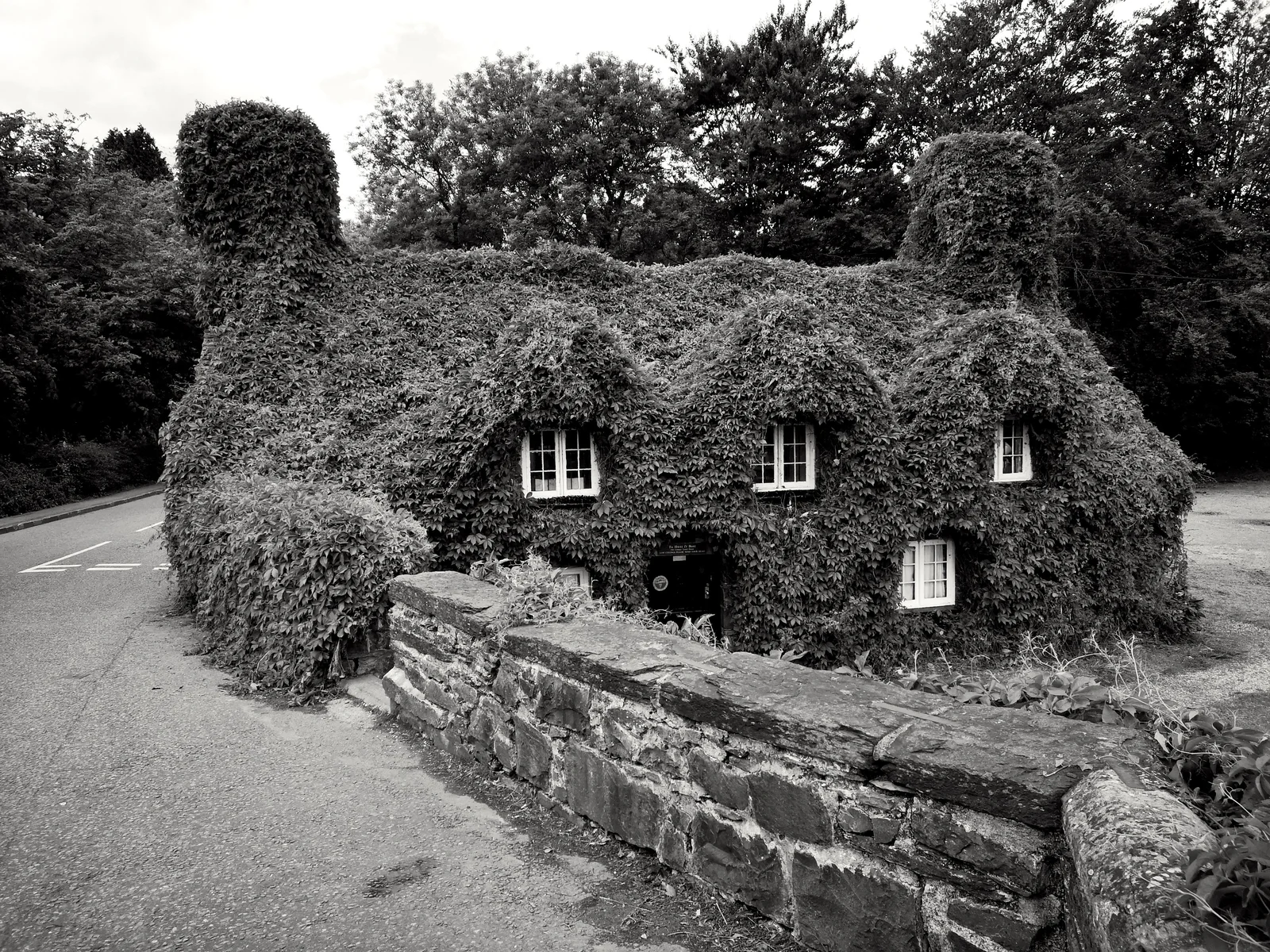 Ty hwnt i'r bont cafe - Flickr - ohefin