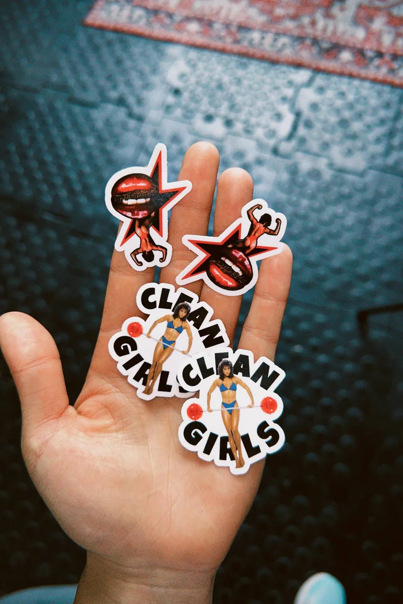 Наклейки клуба на ладони: звёзды с губами и круглые «Clean Girls»