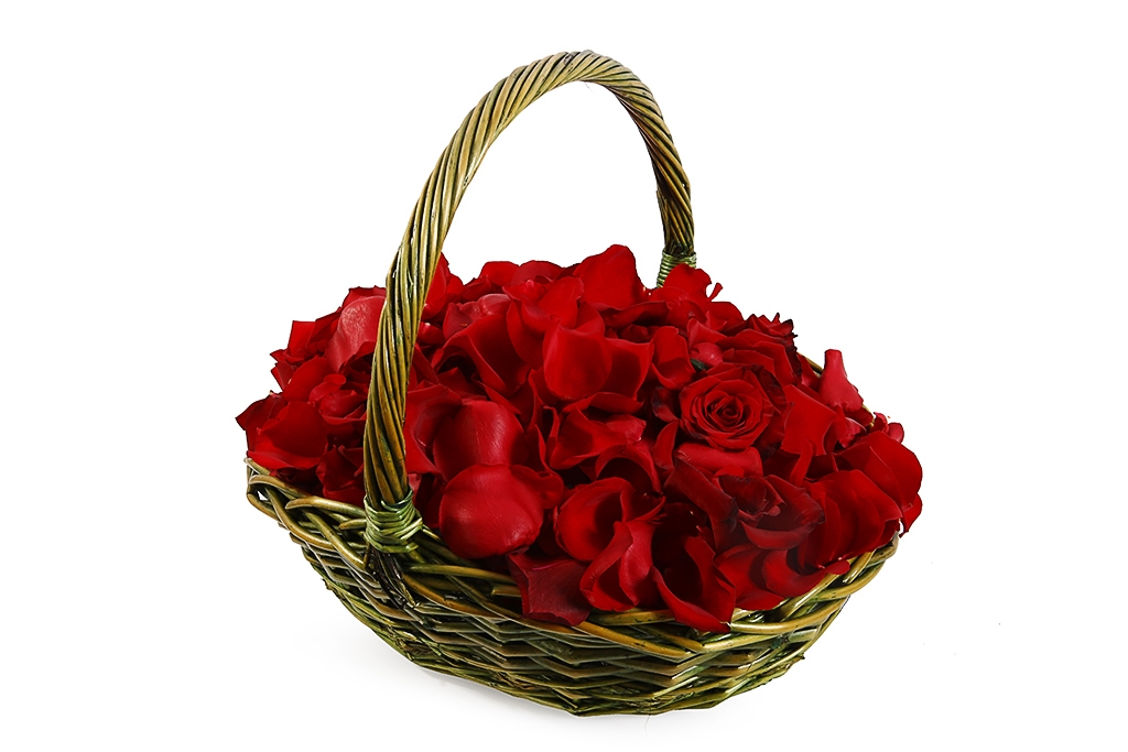 Лепестки роз в корзине купить в Москве. Магазин Цветочная сказка