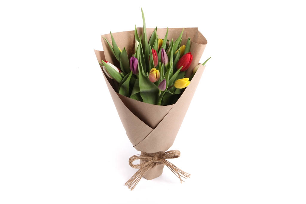 Букет 15 тюльпанов в крафтовой бумаге, микс купить в Москве - floral-tale.ru