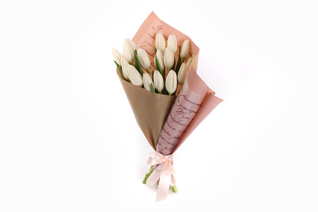 Букет 15 тюльпанов Слова любви, белые купить в Москве - floral-tale.ru