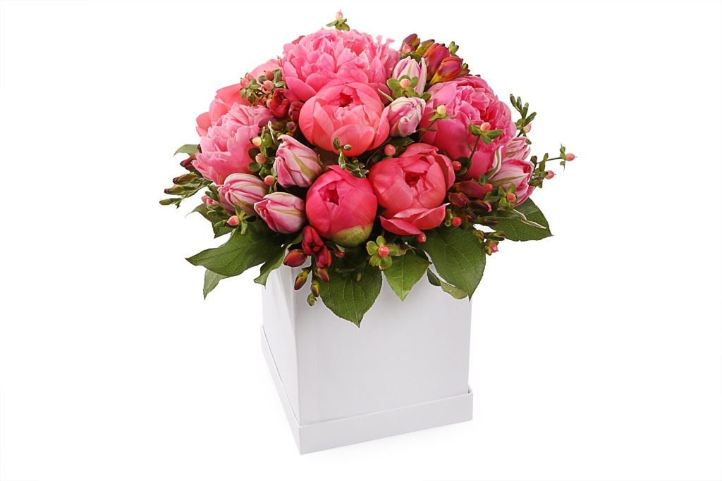 Букет с пионами Белиссимо в коробке купить в Москве - FloralTale