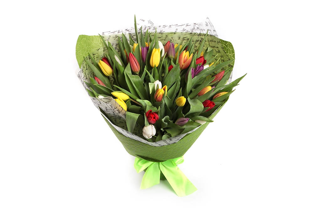Букет 45 тюльпанов в зеленой бумаге, микс купить в Москве - Floral-Tale.ru