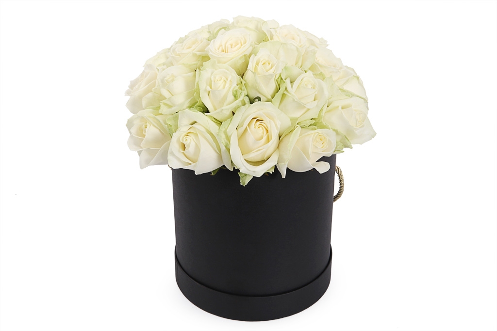 Букет 25 роз Аваланш в шляпной коробке купить в Москве недорого. Floral-Tale