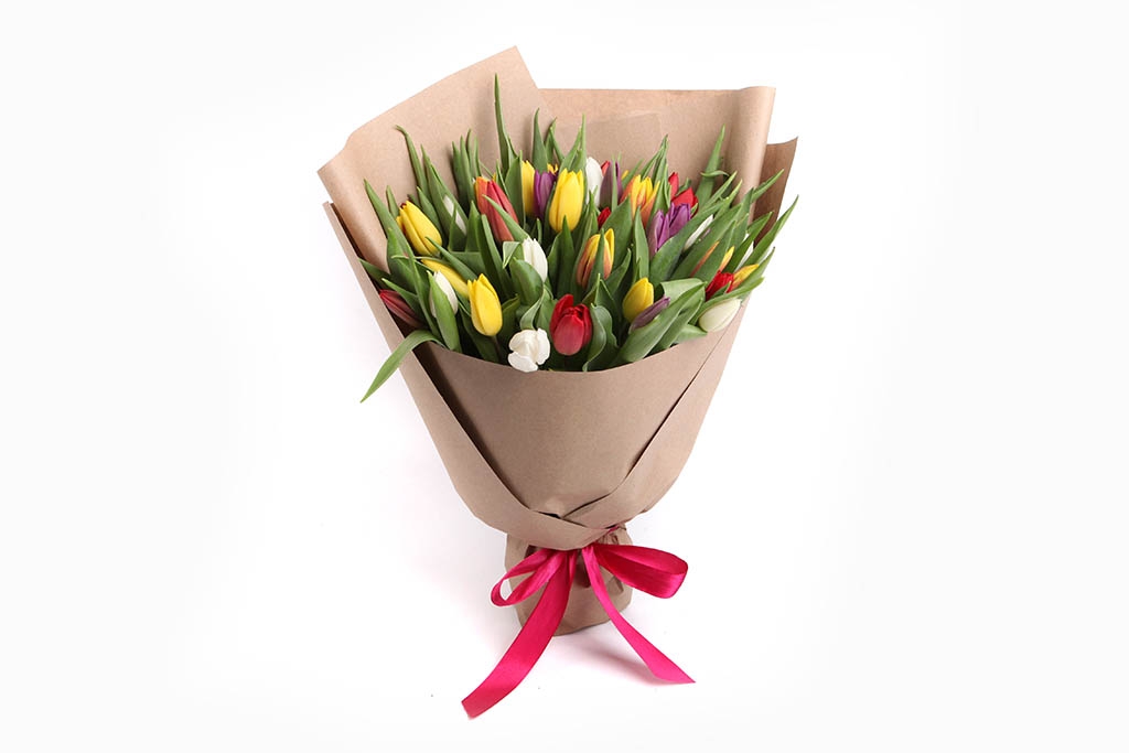 Букет 45 тюльпанов в крафтовой бумаге, микс купить в Москве - Floral-Tale.ru
