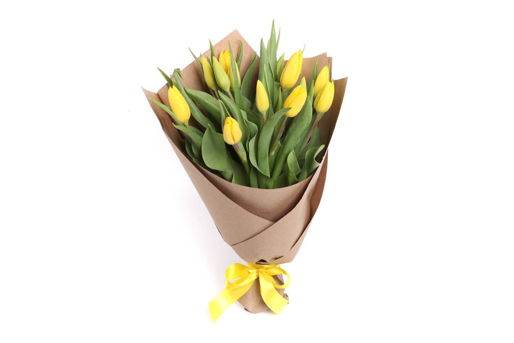 Букет 15 тюльпанов в крафтовой бумаге, желтые купить в Москве - floral-tale.ru