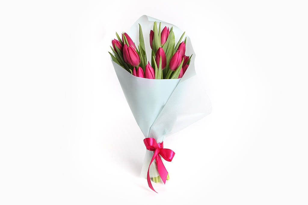 Букет 15 тюльпанов в белой бумаге, малиновые купить в Москве - floral-tale.ru