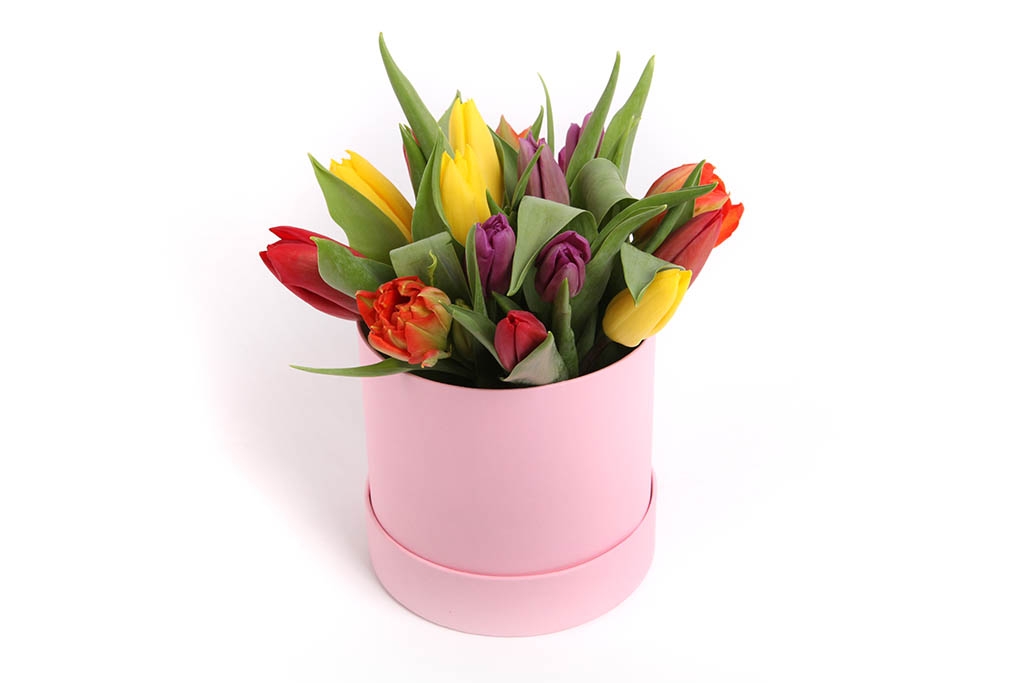 Букет 15 тюльпанов микс в розовой шляпной коробке купить в Москве - floral-tale.ru