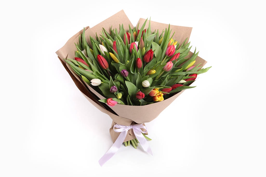 Букет 75 тюльпанов в крафтовой бумаге, микс купить в Москве - Floral-Tale
