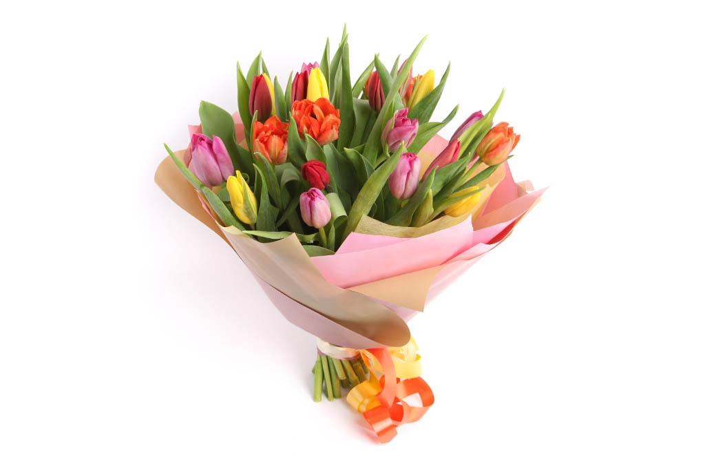 Букет 25 тюльпанов микс, в радужной упаковке купить в Москве - floral-tale.ru