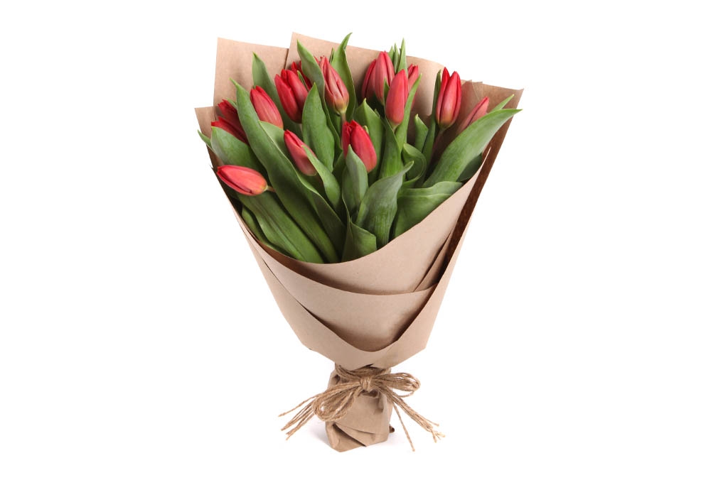 Букет 15 тюльпанов в крафтовой бумаге, красные купить в Москве -floral-tale.ru