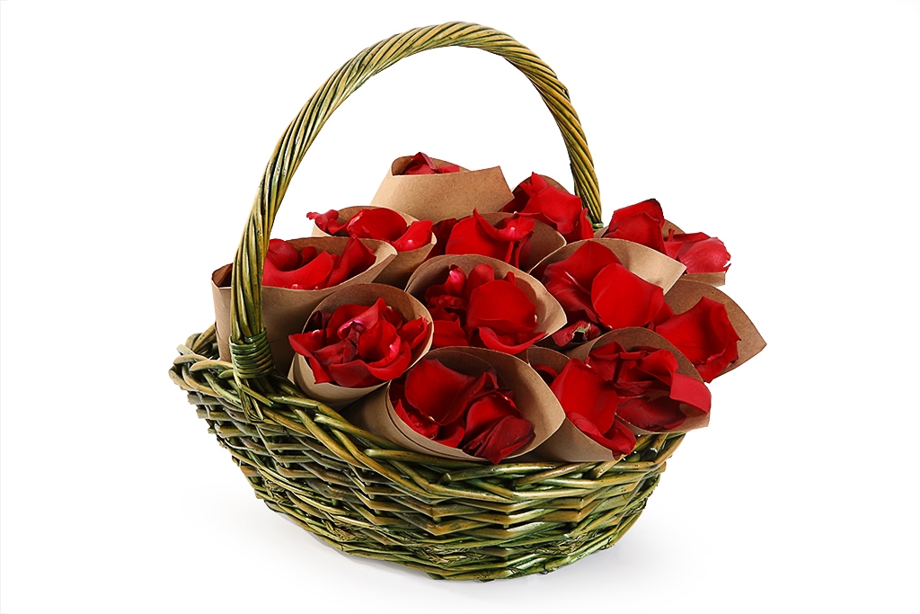 Лепестки роз в кульках купить в Москве. Магазин Цветочная сказка