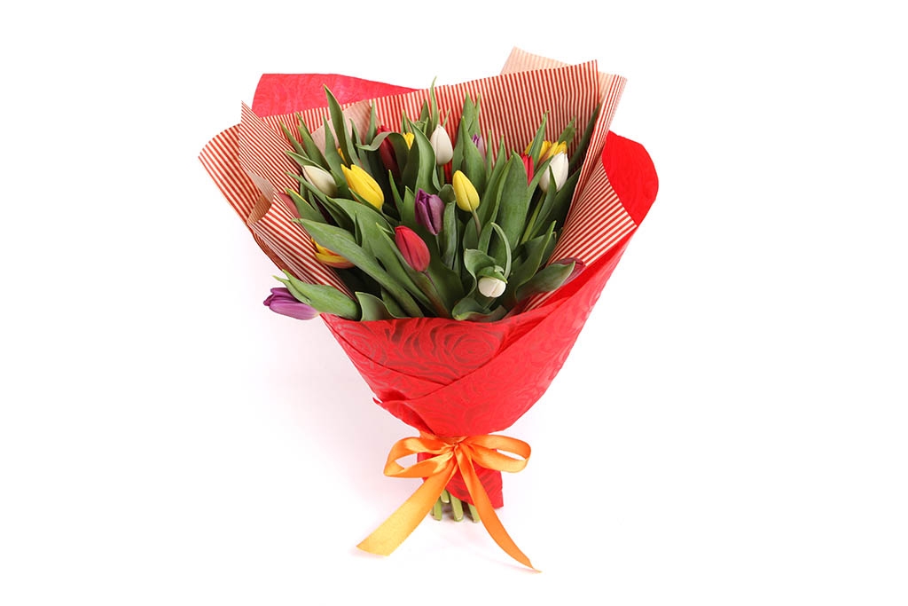 Букет 25 тюльпанов в красной бумаге, микс купить в Москве - floral-tale.ru
