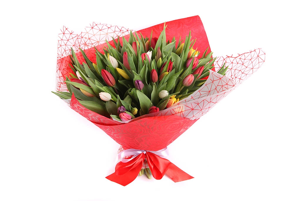 Букет 45 тюльпанов в красной бумаге, микс купить в Москве - Floral-Tale.ru