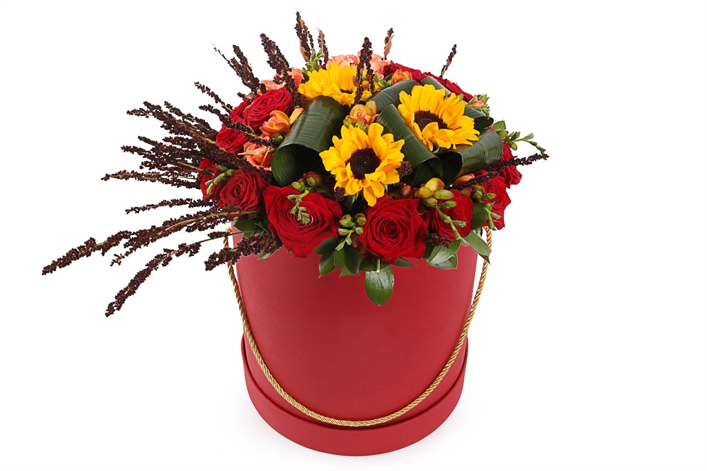 Букет с подсолнухами Рождение звезды в шляпной коробке купить в Москве на floral-tale