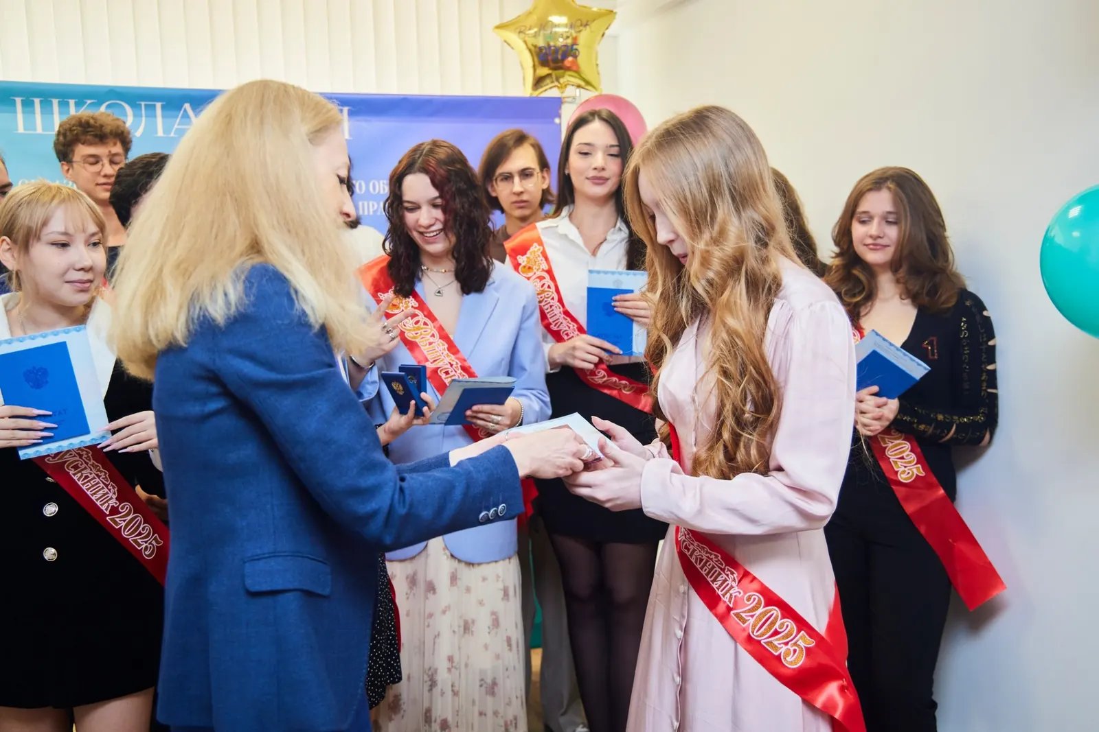 Вручение аттестата выпускнице Школы ИМТП в 2025 году