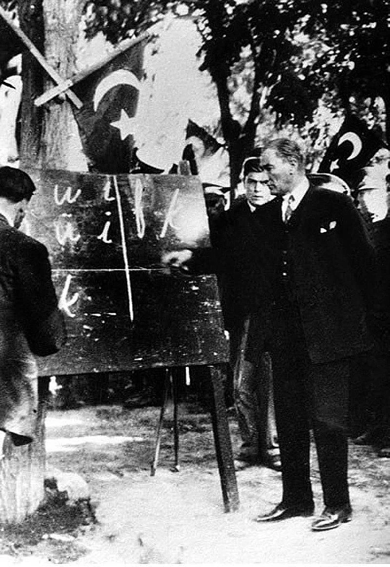Мустафа Кемаль показывает новый турецкий алфавит в 1928 году